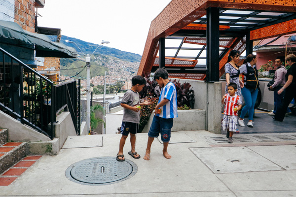 22_The-local-community-enjoying-public-spaces-around-the-urban-escalators-in-Comuna-13-San-JavierURA