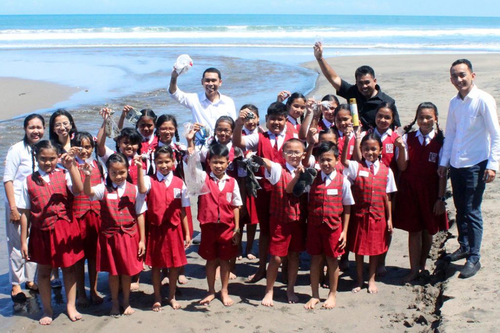 Alila Zero Waste Kids collecting plastic at Seminyak beach