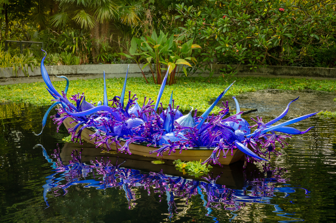 Dale-Chihuly-Blue-and-Purple-Boat-©-Chihuly-Studio.-All-Rights-Reserved