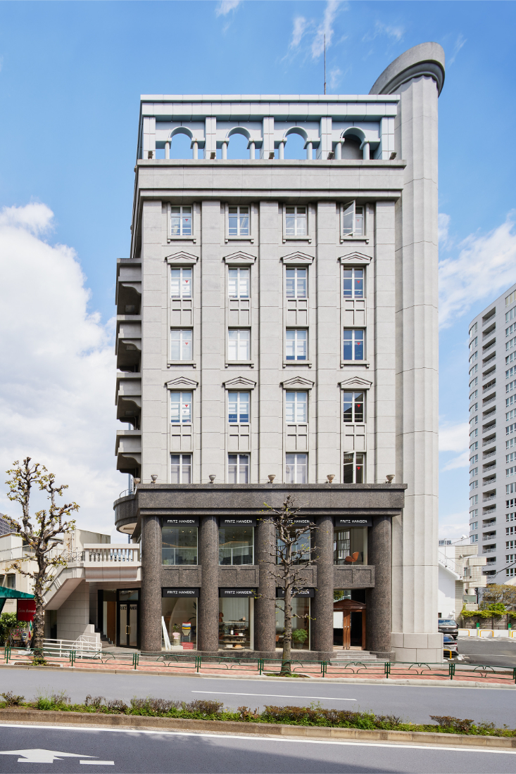 Fritz-Hansen-Tokyo-showroom-in-a-building-designed-by-Kengo-Kuma